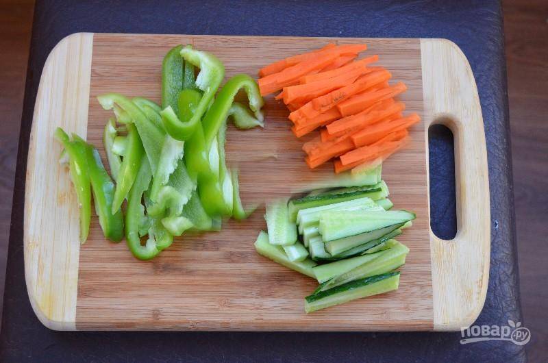 Овощи нарежьте соломкой.