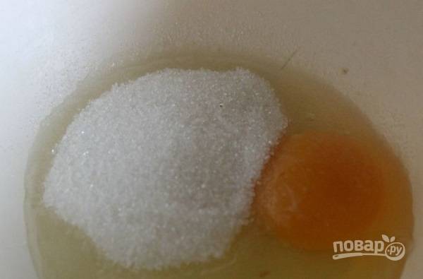 3. В отдельной мисочке соедините яйцо, соль и сахар. 