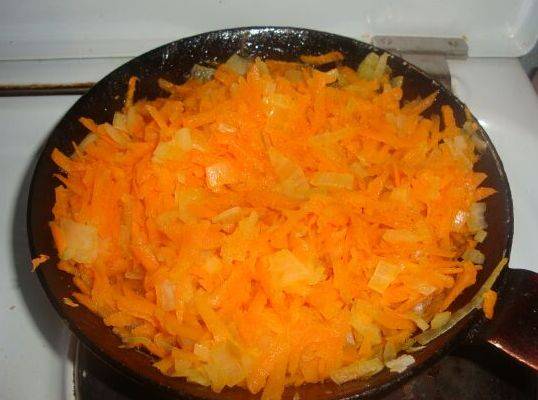 Тем временем мы нарезаем репчатый лук мелко, трем морковь на крупной терке и обжариваем овощи на растительном масле до мягкости. 