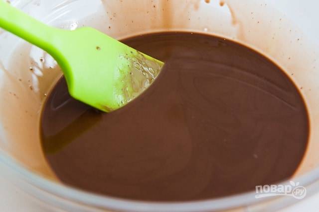 2. В другой миске растопите на водяной бане шоколад в масле или воспользуйтесь микроволновкой.