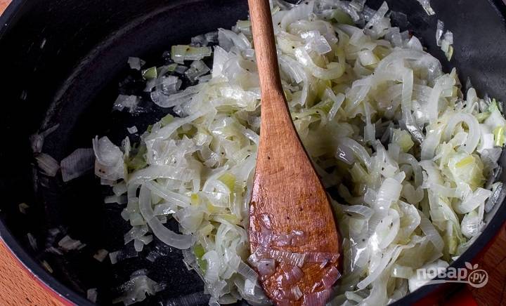 2. Разогрейте на сковороде ложку растительного масла и обжарьте два вида лука до мягкости. 