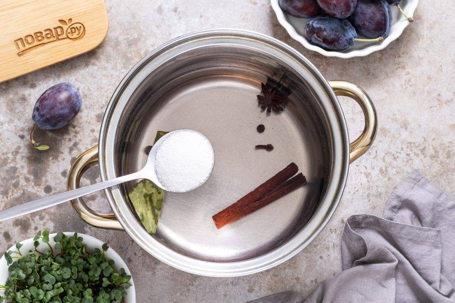 После слейте маринад обратно в кастрюлю. Добавьте сахар, соль и уксус. Доведите до кипения.