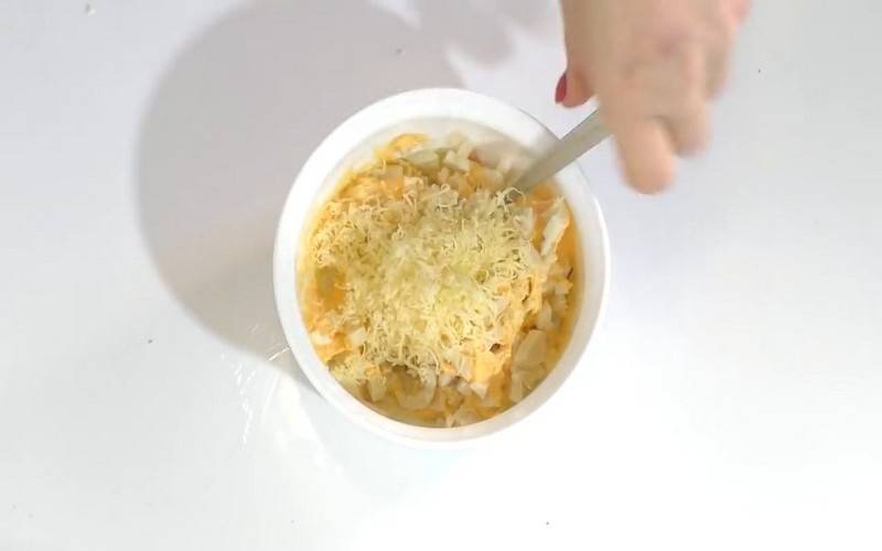 Отдельно в небольшой миске смешайте нарезанного кальмара, икру мойвы, тертый сыр. Должна получиться густая масса. 8 ч. л. начинки отложите.