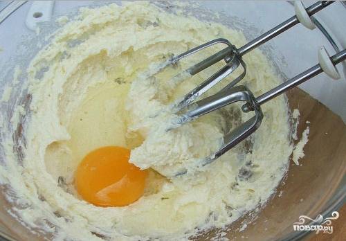 1. Для коржей взбиваем размягченное сливочное масло (100 г.) с сахаром и яйцами, затем добавляем просеянную муку и разрыхлитель. 