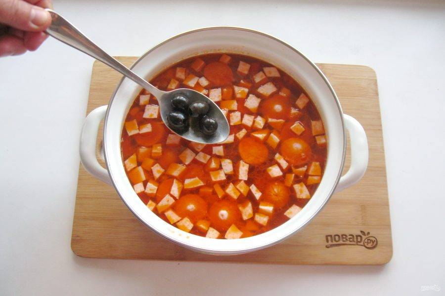 Варите солянку 15-20 минут и выключайте. В готовый суп добавьте маслины без косточки.