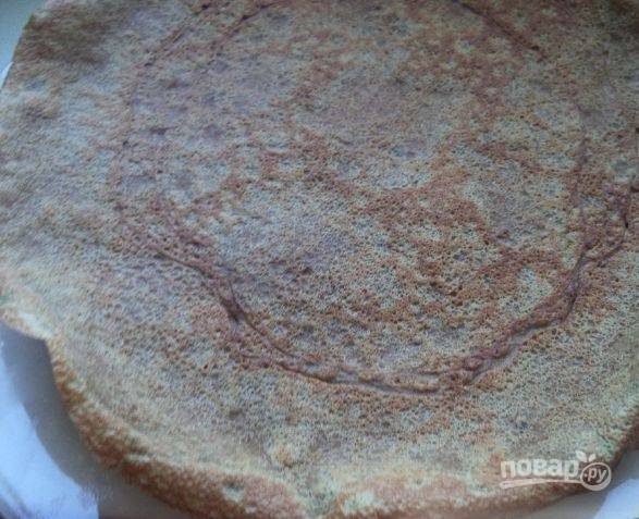 6. Блинчики можно кушать просто со сметаной, а можно из них сделать вкуснейший закусочный торт. Для этого выберите начинку и промажьте все коржи. Оставьте такой торт пропитаться на ночь и наслаждайтесь!