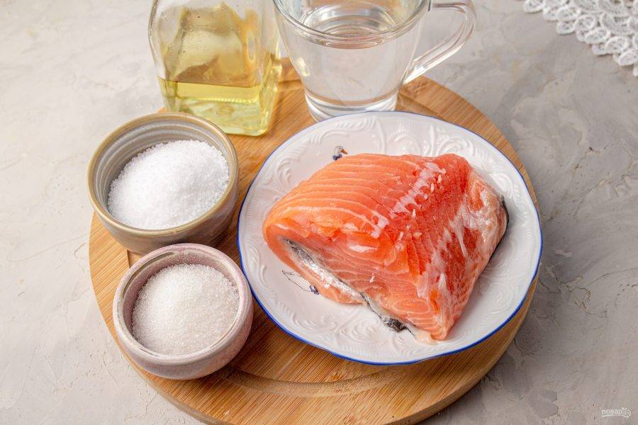 Подготовьте все необходимые ингредиенты. Так как мы солим рыбу быстрым способом, ее необходимо заморозить, а затем разморозить в холодильнике на нижней полке. Предварительная заморозка нужна чтобы убить гельминтов. И что самое важное — рыба должна быть качественной и свежей. Соль желательно использовать морскую, с ней вкус рыбы более приятный.