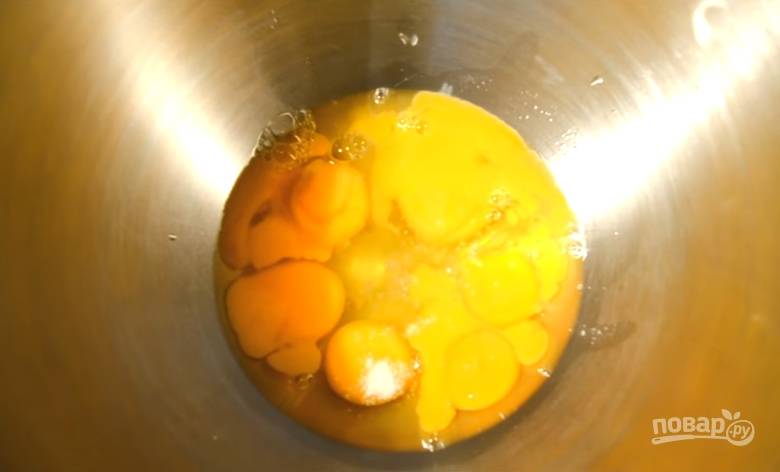 2. Бисквит: яйца вбиваете в чашу, кладете соль и перемешиваете сперва на слабых оборотах, а затем увеличиваете скорость миксера до образования пышной пенистой массы. 