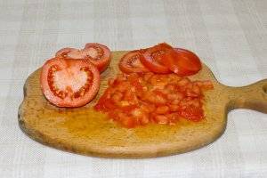 Таким же образом нарежьте томаты.