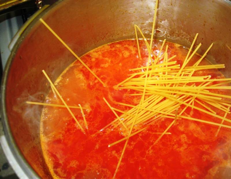Затем добавьте горячую воду, посолите и бросьте спагетти. 