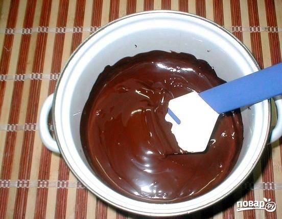 Шоколад поломайте руками на небольшие куски и положите в кастрюльку. Растопите его на водяной или паровой бане до жидкого стояния. 