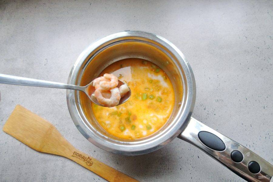 Варено-мороженые креветки обдайте кипятком, удалите голову, панцирь и кишечную вену. Выложите в готовый суп.
