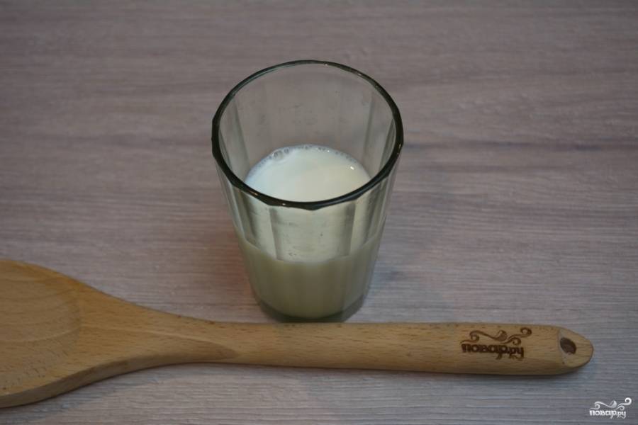 Для приготовление пампушек в стакан влейте молоко (до половины стакана). Согрейте его в микроволновке.