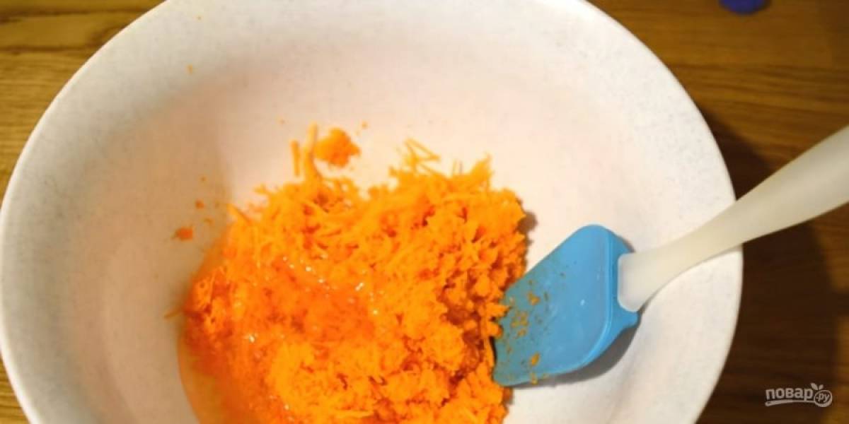 1. Свежую морковь очистите и натрите на мелкой терке. Добавьте к ней растительное масло. Желтки отделите от белков и добавьте к моркови. Один белок отложите для украшения.