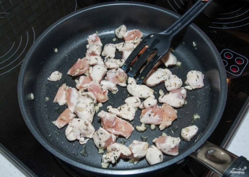 Теперь на чистую сковороду налейте немного  масла и положите обжариваться куриное мясо. Сюда же выложите чеснок. Когда мясо станет мягким, выложите в эту сковороду все овощи и поперчите по вкусу.