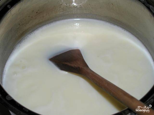 Остальное молоко поставьте на огонь, добавьте сахар и ванилин. 