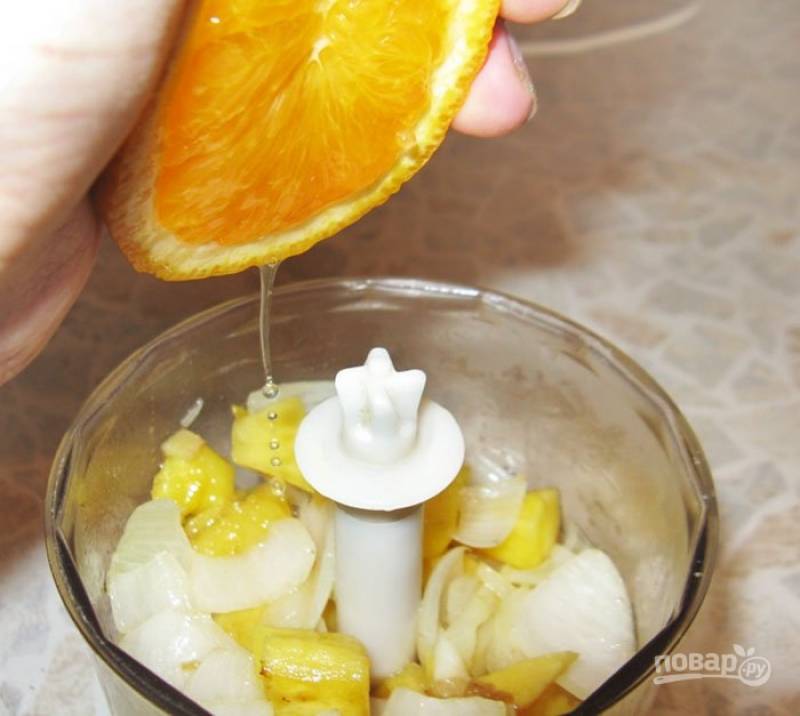 5.	Со сковороды ингредиенты перекладываю в блендер, добавляю сок половинки апельсина и взбиваю до однородной пастообразной консистенции.