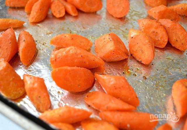 3.	Отправьте морковь в разогретый до 200 градусов духовой шкаф на 40 минут, один раз перемешивая.