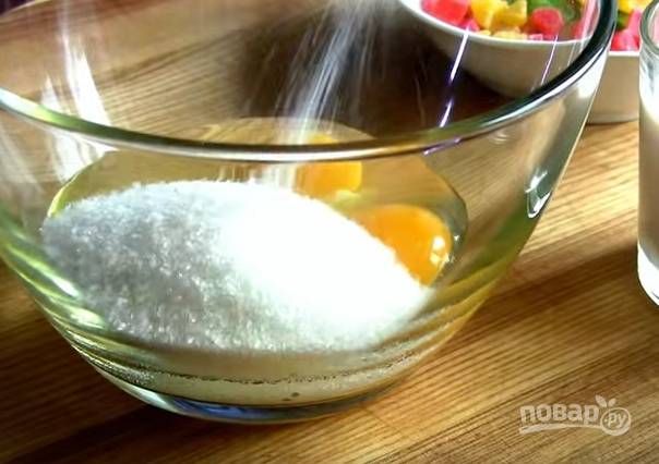 1. Разбейте яйца в глубокую миску и взбейте их с сахаром. 