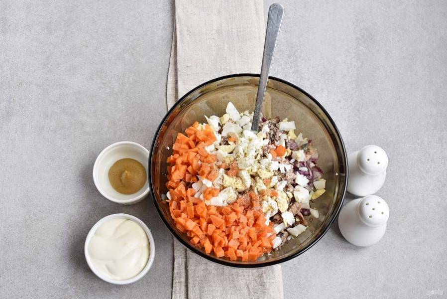 Добавьте нарезанные мелкими кубиками морковь и крутые яйца. Слегка присолите и поперчите по вкусу.