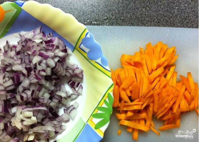 Займемся овощами. Берем лук-шалот и морковь. Кстати, если вы не нашли подобный лук, можете использовать обычный репчатый. Желательно — острых сортов. Нарезаем овощи так, как вам больше нравится. Они все равно все потом перемелются.