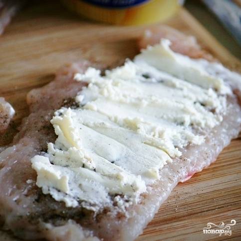 Тонким слоем намазываем на куриное филе сливочный сыр.