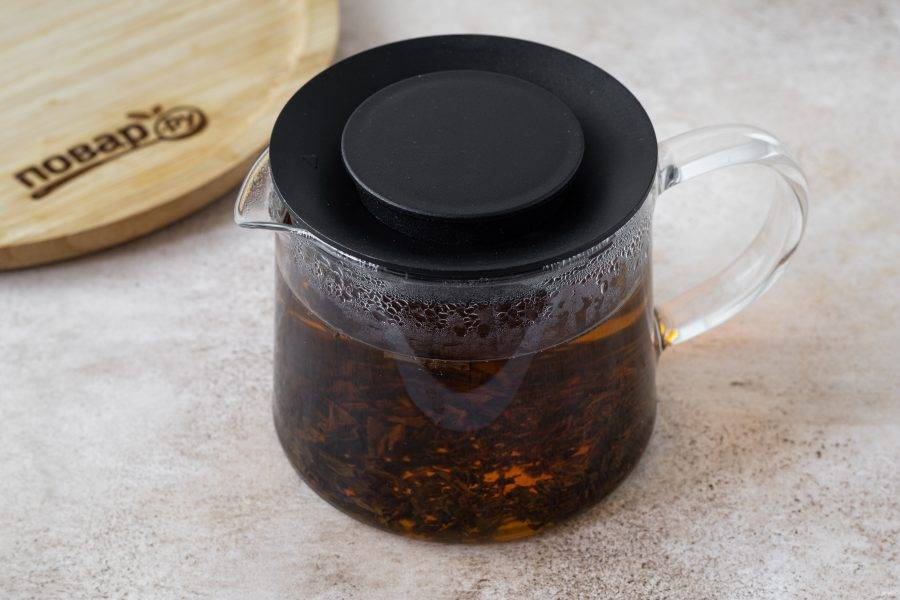 Залейте чай горячей водой и оставьте на 5-10 минут завариться.