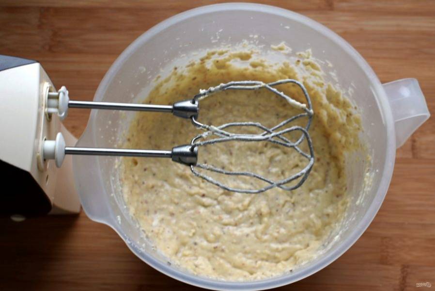 Всыпьте просеянную с разрыхлителем и солью  муку и вымешайте нежное тесто.