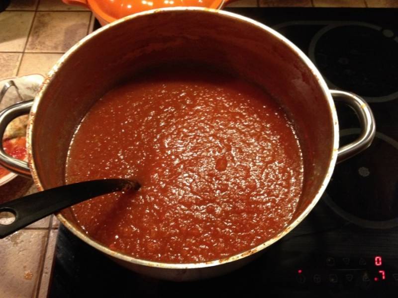4. Когда закипит - добавим болгарский перец, давленный чеснок, солим и перчим по вкусу. Немного проварим, удалим из соуса все крупные ингредиенты.