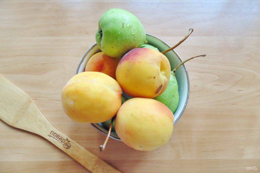 Фрукты тщательно вымойте. У персиков смойте "пушок" с поверхности плода.