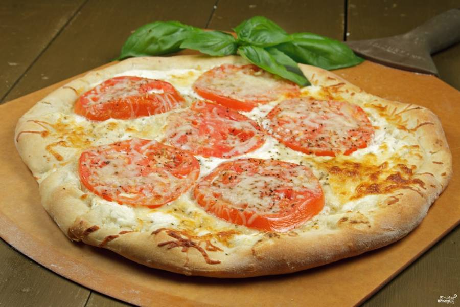 Пицца с помидорами и сыром