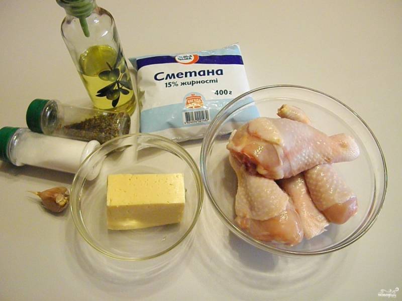 Подготовьте продукты. Куриные голени хорошенько вымойте, удалите с них остатки перьев и грубую желтую кожицу на суставах. Обсушите бумажным полотенцем.