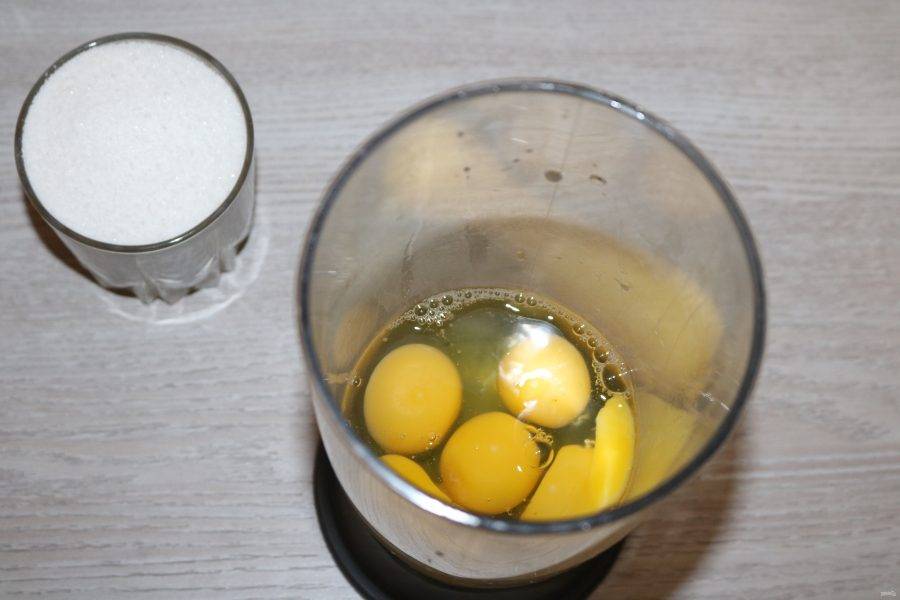 Яйца взбейте с сахаром.