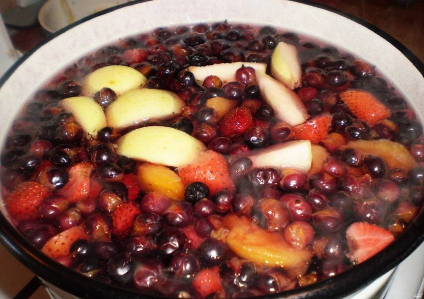 6. Доводим воду с ягодами и фруктами до кипения, добавляем по вкусу сахар и немного лимонной кислоты, кипятим на слабом огне около 5 минут.