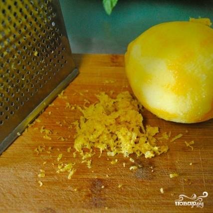 На мелкой терке натираем цедру лимона.