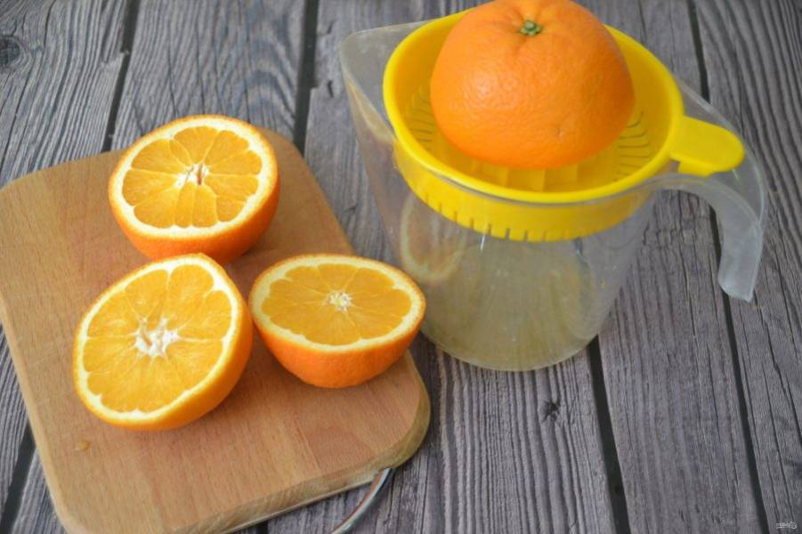 Отожмите апельсиновый сок, можно использовать его без мякоти, но я решила добавить мякоть в сок.