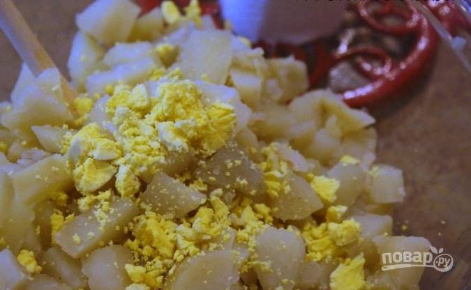 Теперь пора смешать картошку, измельченные яйца, порезанный мелко сельдерей и лук, добавить соль и перчик.