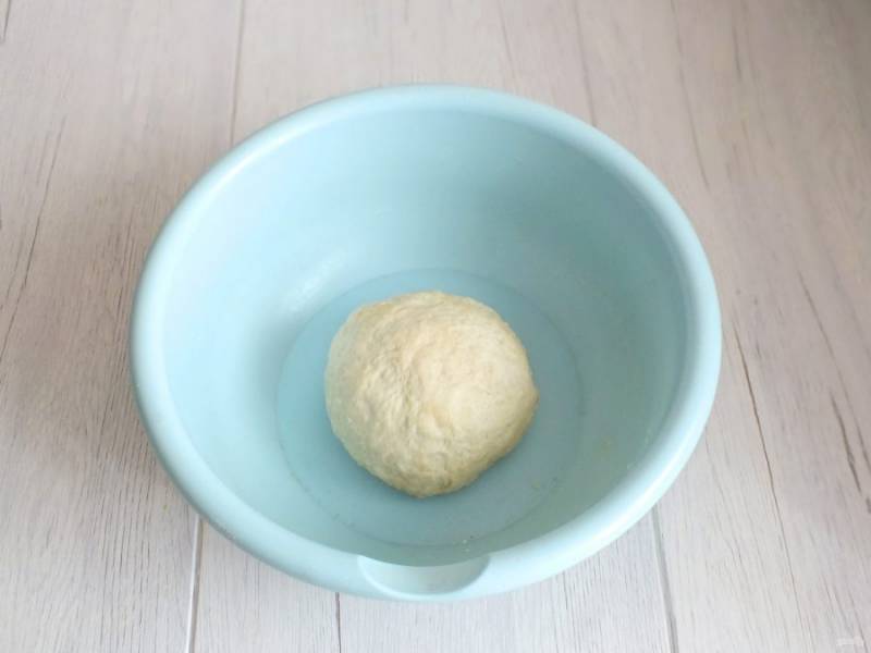Готовое тесто скатайте в шар. Оно получается мягким и податливым. К рукам не прилипает. Оставьте тесто в чаше на 10 минут, прикрыв полотенцем.