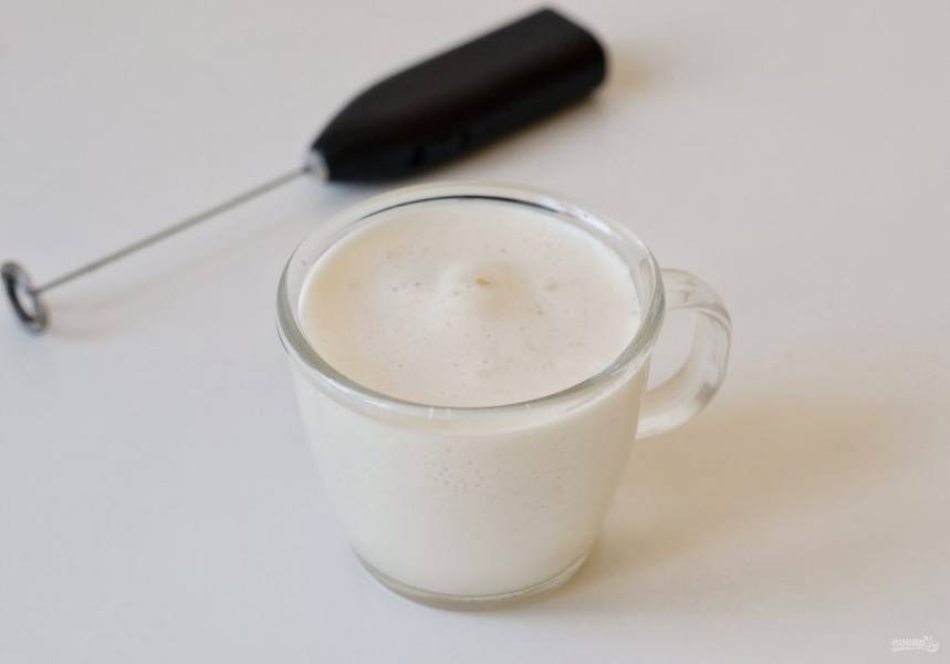 Молоко взбейте до образования пенки с помощью капучинатора. 
