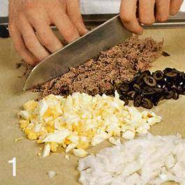 Начинка: Мелко нарезать говядину ножом, так же можно пропустить мясо через мясорубку. Мелко нарезать маслины и яйца.
Промыть и почистить лук. Мелко нашинковать и поджарить в 1/2 топленого сала в течении 5 минут.