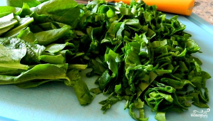 В готовый бульон кладем овощи, доводим все до кипения. Зелень кладем в конце. А пока нарежем шпинат. Его мы тоже не будем класть сразу, чтобы сохранить витамины.