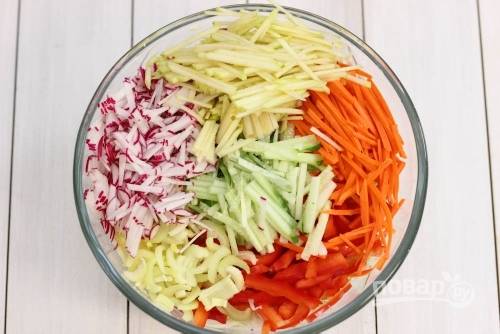 1. Измельчите все овощи, которые вы будете использовать. В данном случае кроме огурцов в салатик добавлен перец, морковь, стебель сельдерея, редиска и 1 яблочко. 