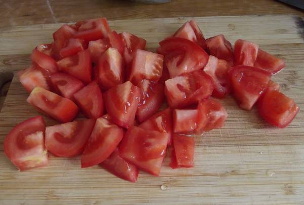 1. Нарезаем помидоры, предварительно их вымыв. Вкуснее, когда этот салат нарезан кубиками среднего размера.