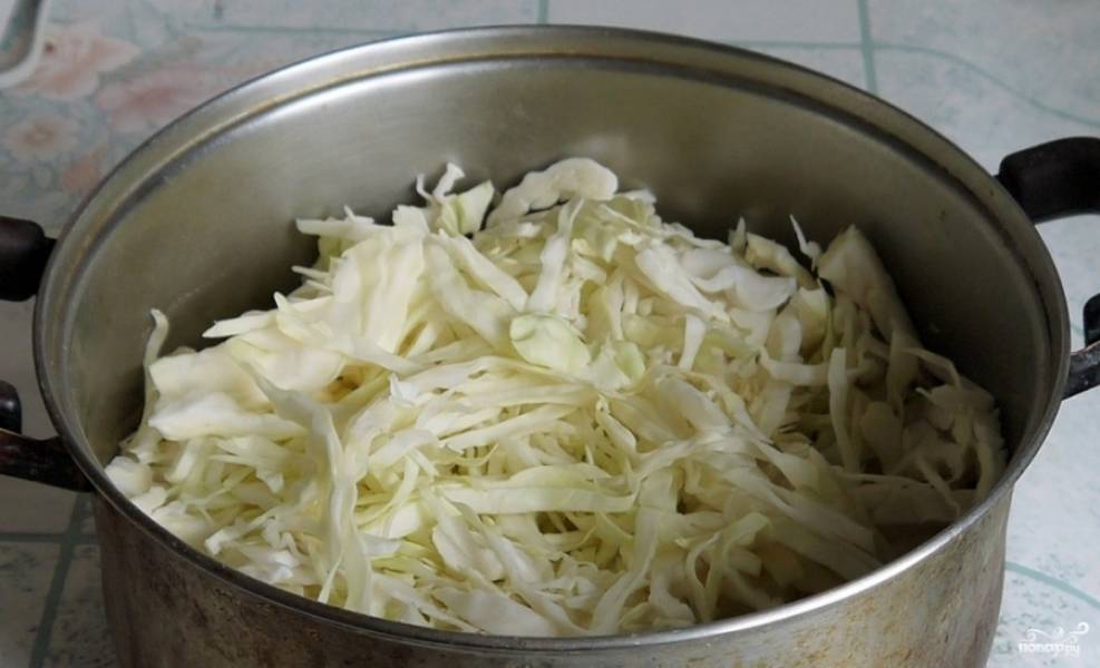 2.	Шинкуем капусту. Старайтесь сделать соломку как можно тоньше. Если у вас имеется кухонный комбайн с функцией шинковки, то лучше воспользоваться им. Отправляем капусту в большую кастрюлю.