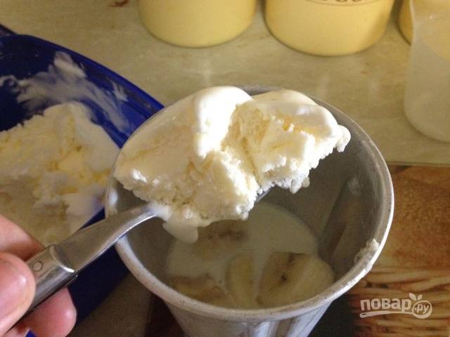 3.	Добавьте пару ложек сливочного мороженого, можно немного больше.