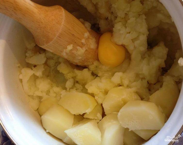 Отварную картошку перетрите в пюре, добавьте соль, перец и яйцо.