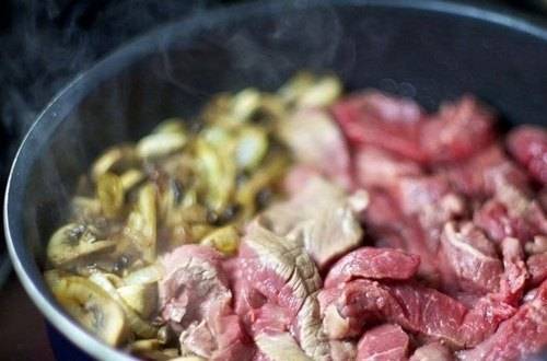 Бефстроганов из говядины с грибами и сливками, рецепт с фото и видео — luchistii-sudak.ru