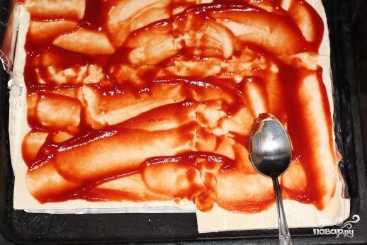 2. Смазать тесто томатной пастой или кетчупом. 