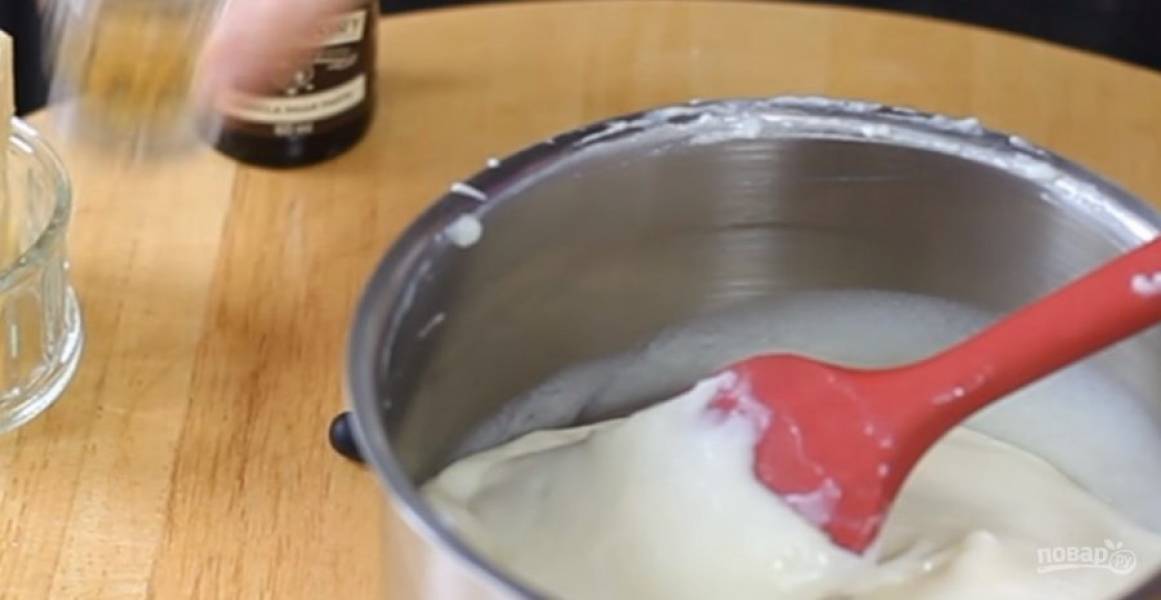 4. Небольшими порциями добавьте горячее молоко к яичной массе, постоянно взбивая. Перелейте обратно в кастрюлю и варите до загустения. Добавьте ликер и ванилин.