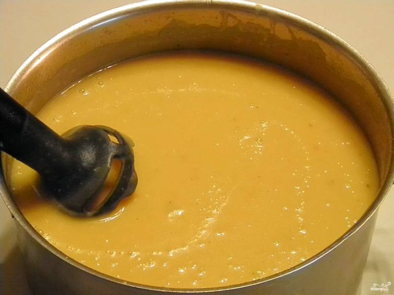 7. Готовый суп с помощью блендера пюрируйте в однородную массу.